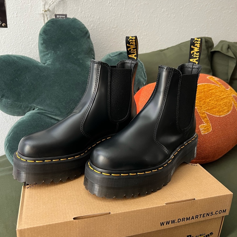 NWOT Dr Martens Chelsea Platform Boots